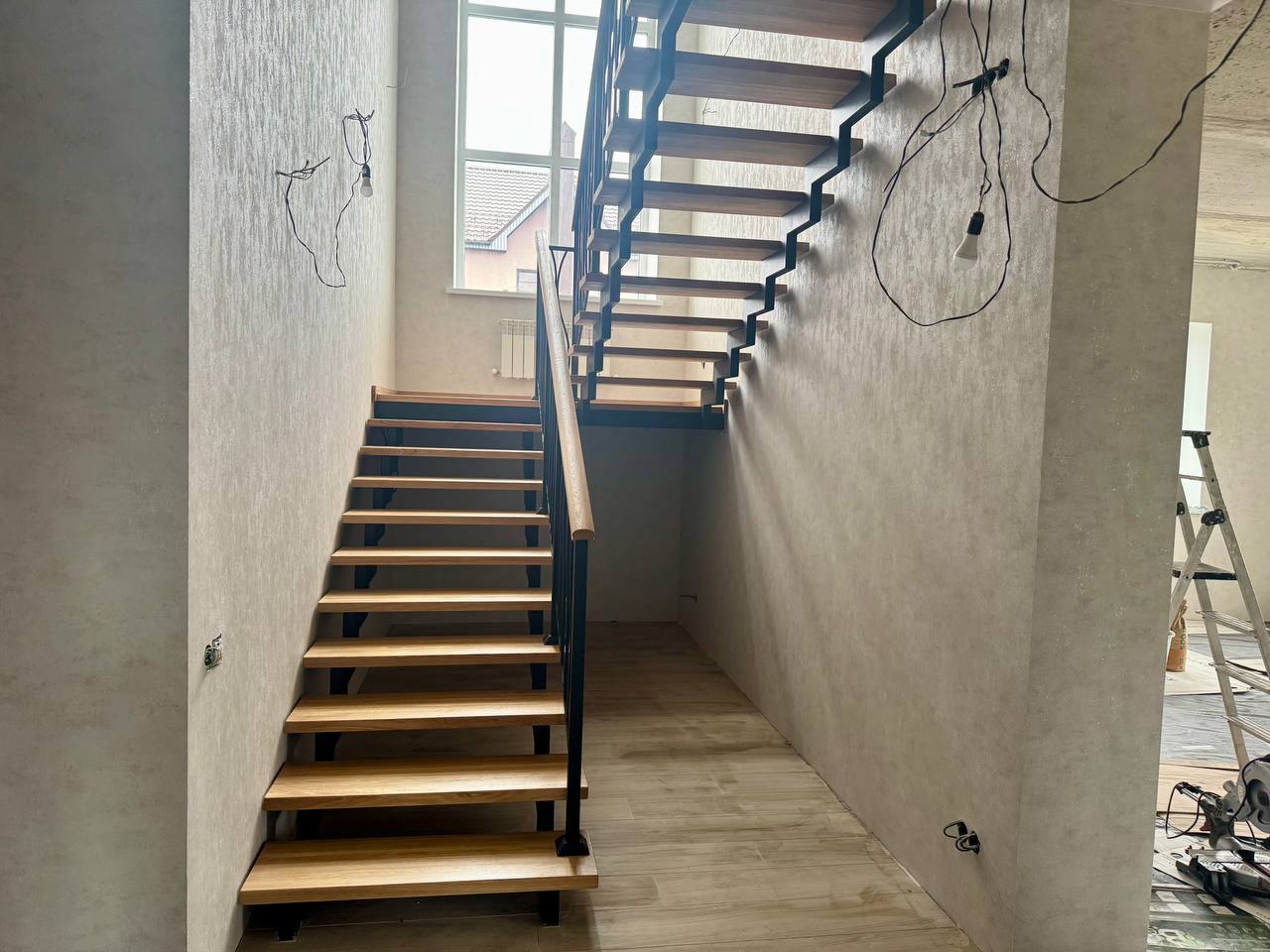 П-образная деревянная лестница на металлическом каркасе с поворотными ступенями